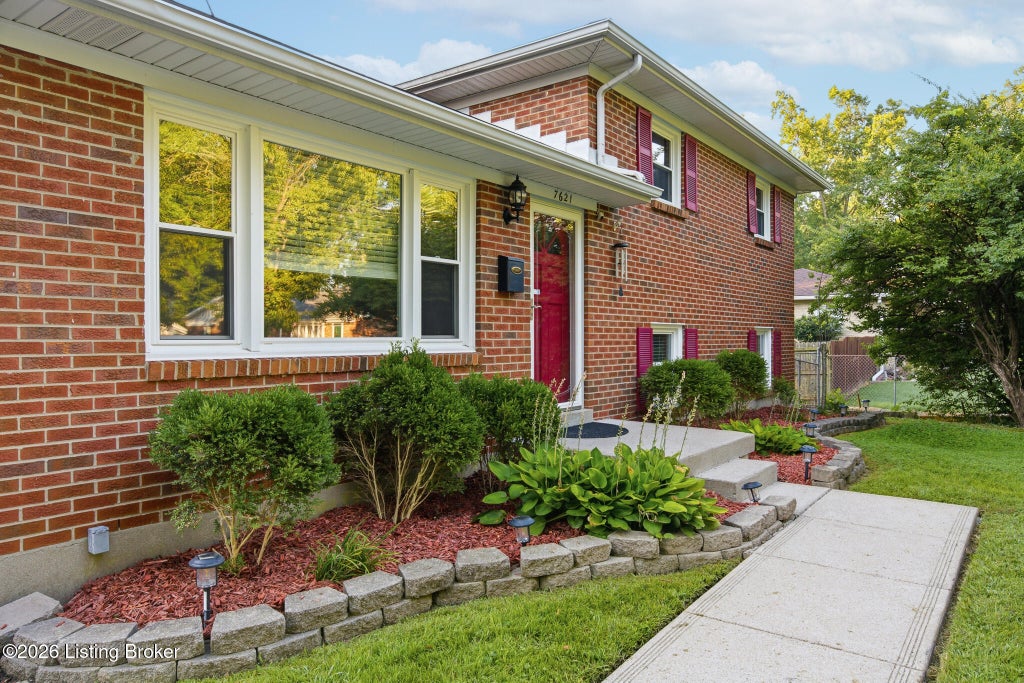 Photo of 7621 Greenfield Ave, Louisville, KY 40214 (MLS # 1725043)