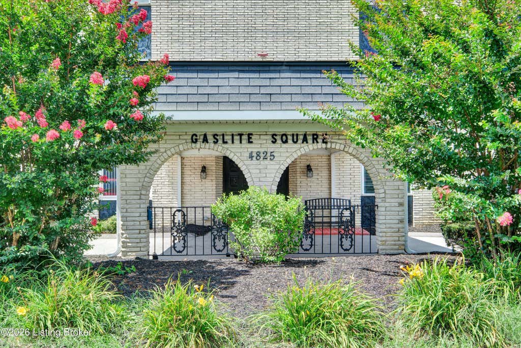 Photo of 4825 Sherburn Ln #200-B, Louisville, KY 40207 (MLS # 1723319)
