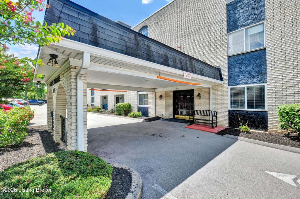 Photo of 4825 Sherburn Ln #200-B, Louisville, KY 40207 (MLS # 1723319)