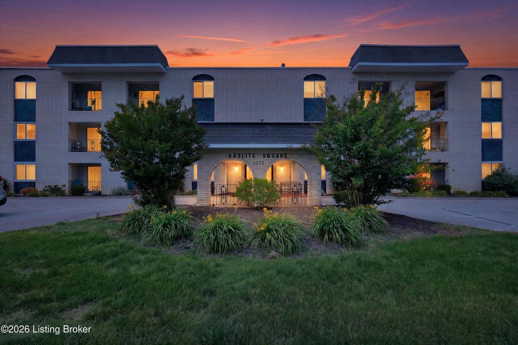 Photo of 4825 Sherburn Ln #200-B, Louisville, KY 40207 (MLS # 1723319)