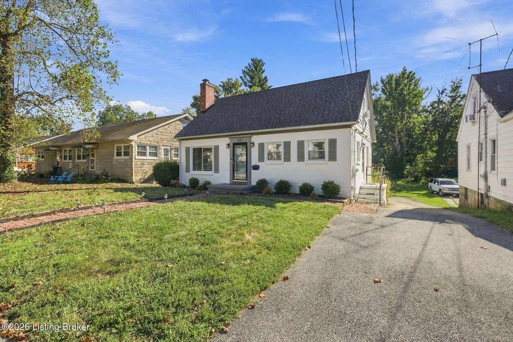 Photo of 107 Beechwood Ave, Shelbyville, KY 40065 (MLS # 1729151)