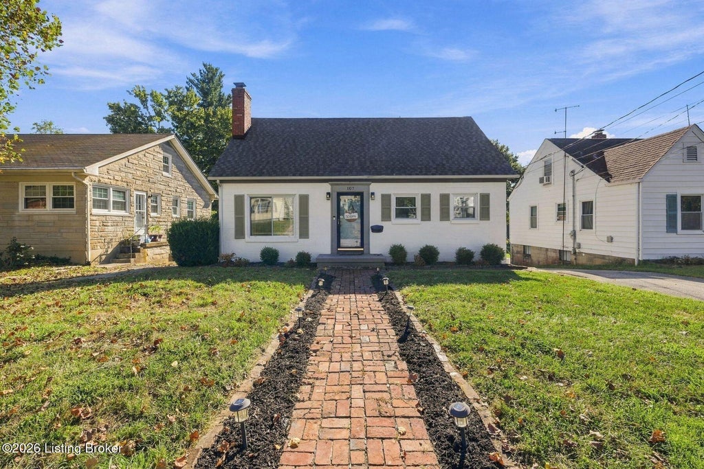 Photo of 107 Beechwood Ave, Shelbyville, KY 40065 (MLS # 1729151)