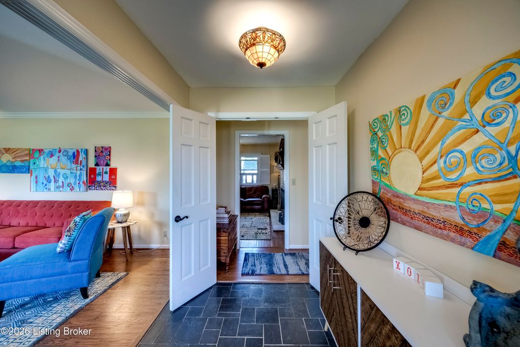 Photo of 401 Edinburgh Pl, Louisville, KY 40222 (MLS # 1706316)