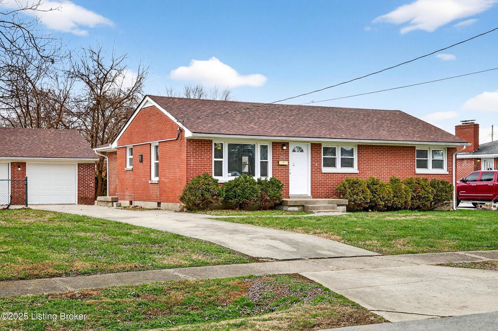 Photo of 1910 Dixie Garden Dr, Louisville, KY 40272 (MLS # 1706748)