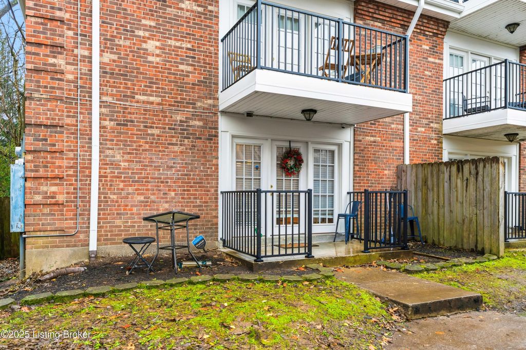 Photo of 333 E 4th St #APT C7, Frankfort, KY 40601 (MLS # 1705282)