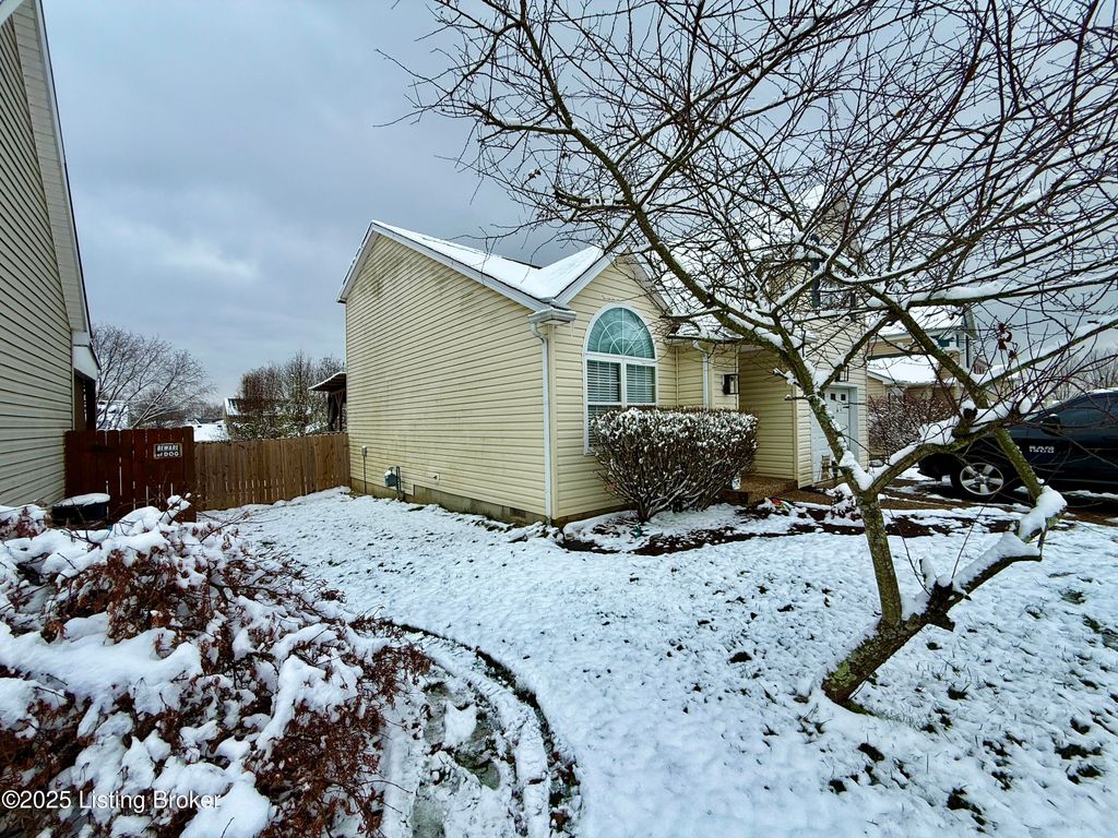 Photo of 4205 Mimosa View Dr, Louisville, KY 40299 (MLS # 1705518)