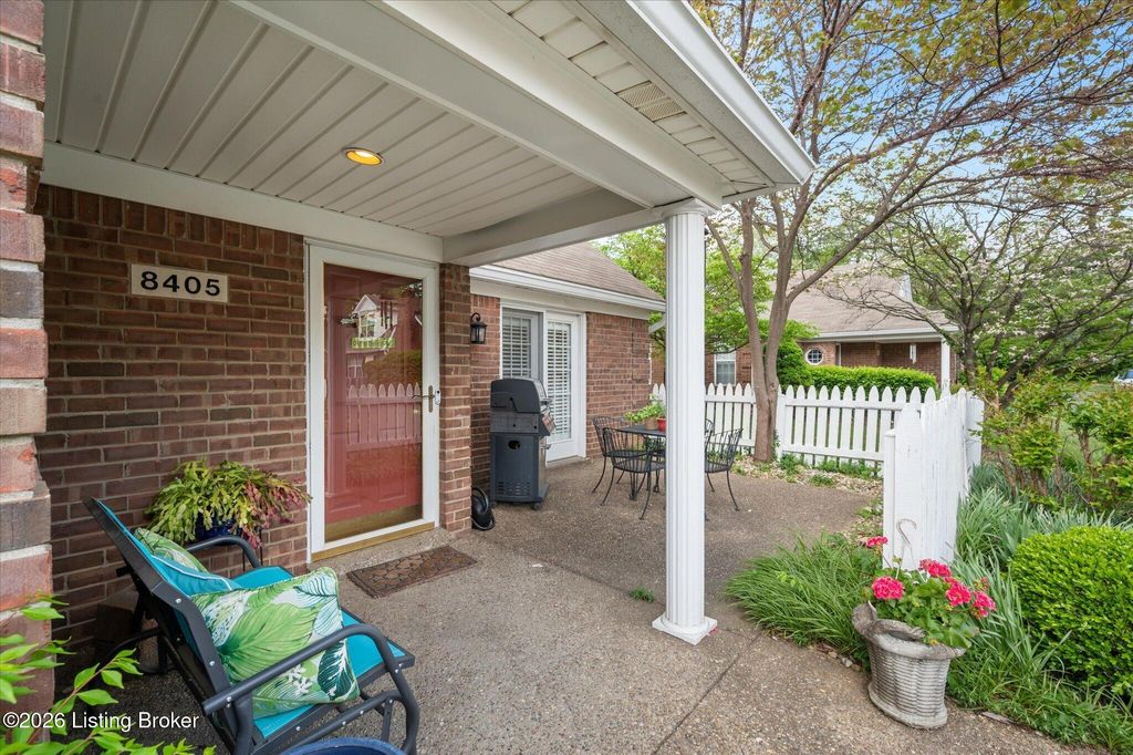 Photo of 8405 Fox Pointe Pl, Lyndon, KY 40242 (MLS # 1719357)