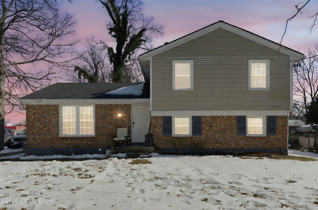 Photo of 3301 Stony Brook Dr, Jeffersontown, KY 40299 (MLS # 1708926)