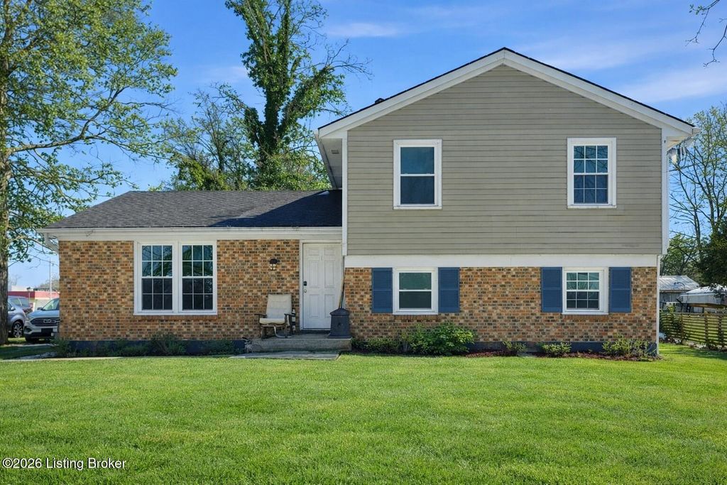 Photo of 3301 Stony Brook Dr, Jeffersontown, KY 40299 (MLS # 1708926)