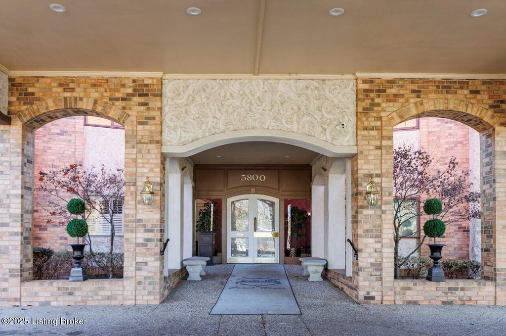 Photo of 5800 Coach Gate Wynde #319 C, Louisville, KY 40207 (MLS # 1704854)