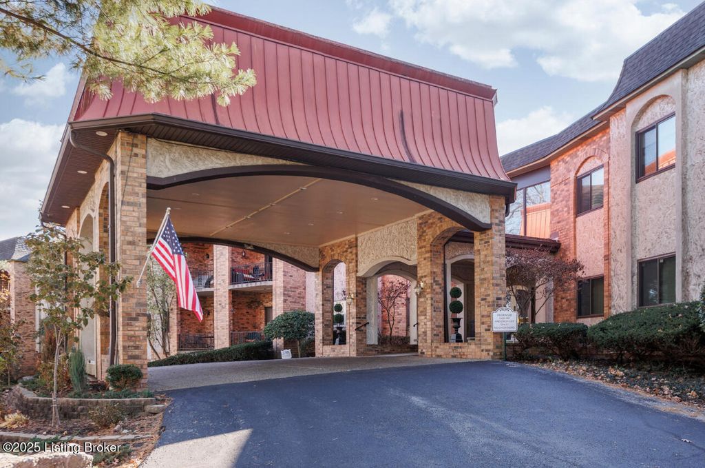 Photo of 5800 Coach Gate Wynde #319 C, Louisville, KY 40207 (MLS # 1704854)