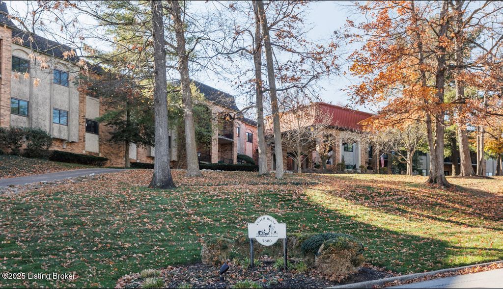 Photo of 5800 Coach Gate Wynde #319 C, Louisville, KY 40207 (MLS # 1704854)