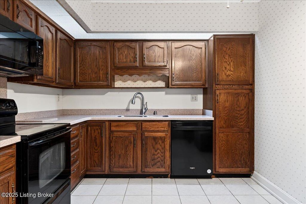 Photo of 5800 Coach Gate Wynde #319 C, Louisville, KY 40207 (MLS # 1704854)