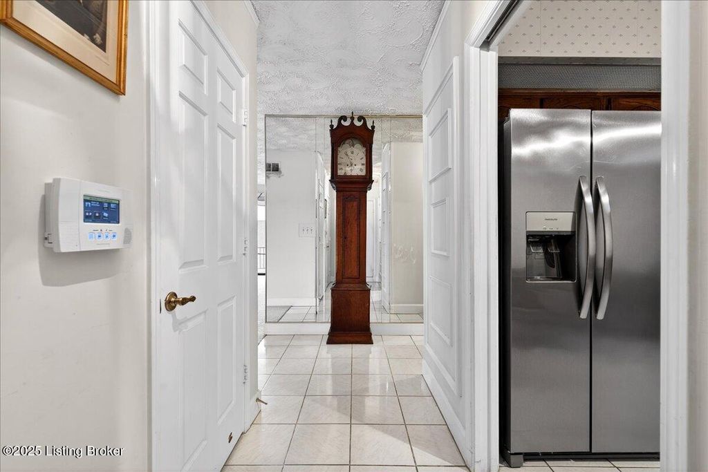 Photo of 5800 Coach Gate Wynde #319 C, Louisville, KY 40207 (MLS # 1704854)