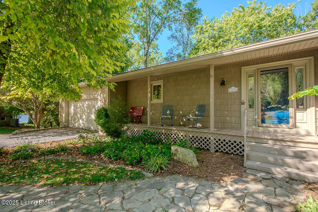 Photo of 1603 Pleasure Cove Dr, La Grange, KY 40031 (MLS # 1703324)