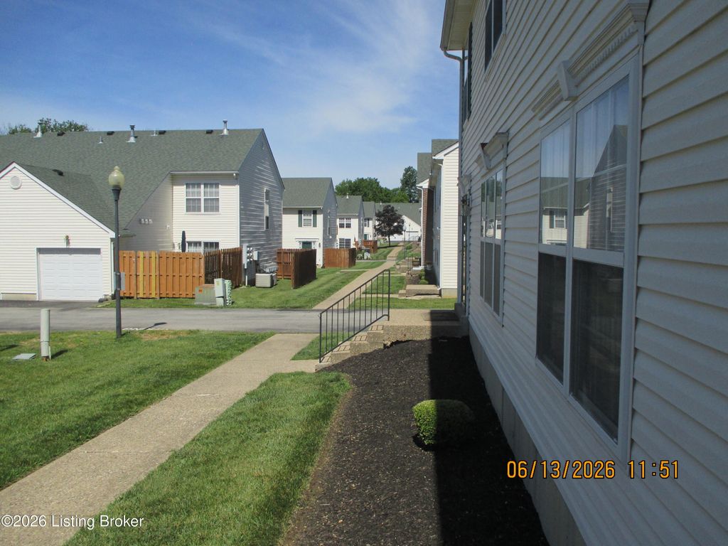 Photo of 9526 Bayberry Green Ln Ln, Louisville, KY 40291 (MLS # 1720421)