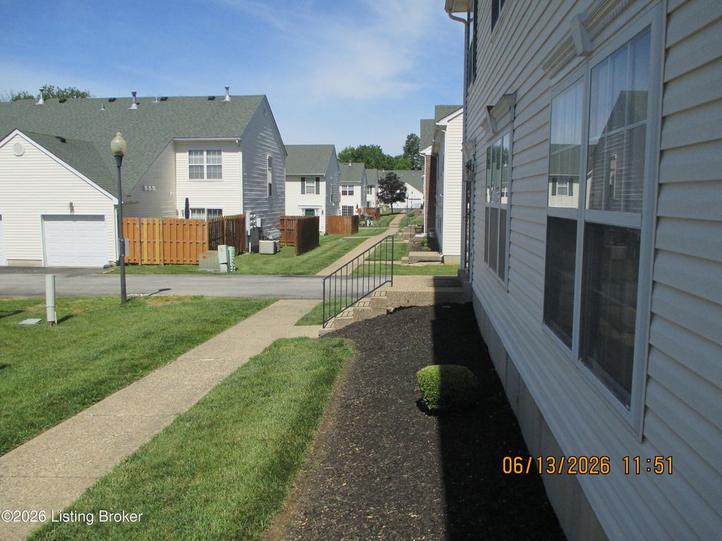 Photo of 9526 Bayberry Green Ln Ln, Louisville, KY 40291 (MLS # 1720421)