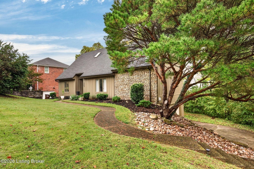 Photo of 2303 Phoenix Hill Dr, Louisville, KY 40207 (MLS # 1732107)