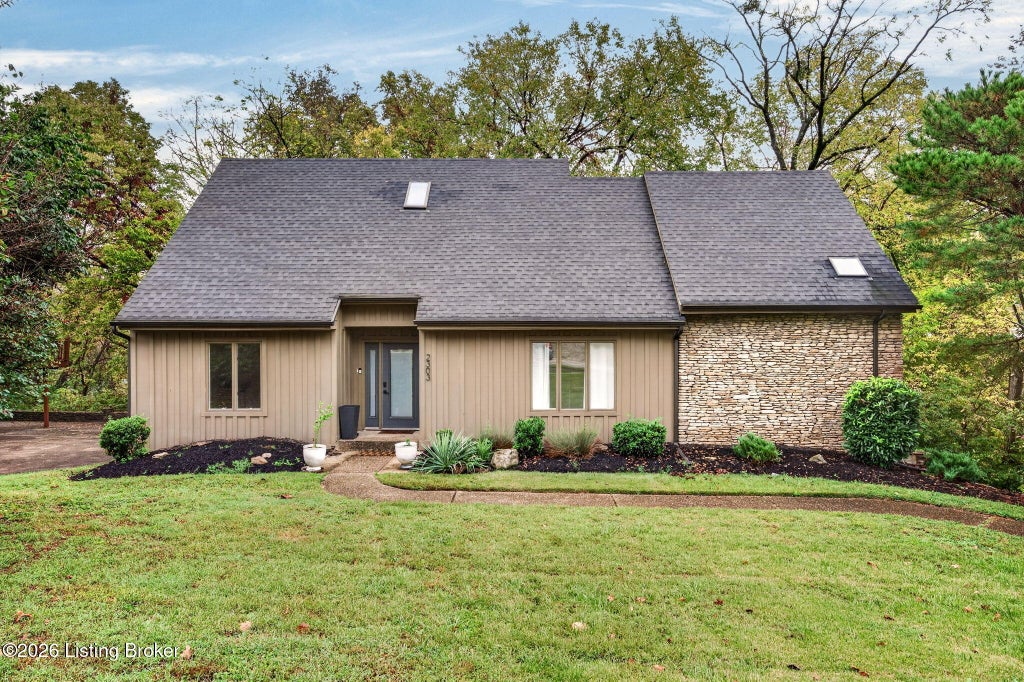 Photo of 2303 Phoenix Hill Dr, Louisville, KY 40207 (MLS # 1732107)