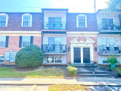 Photo of 206 Flanders Ct #8, Louisville, KY 40218 (MLS # 1729693)