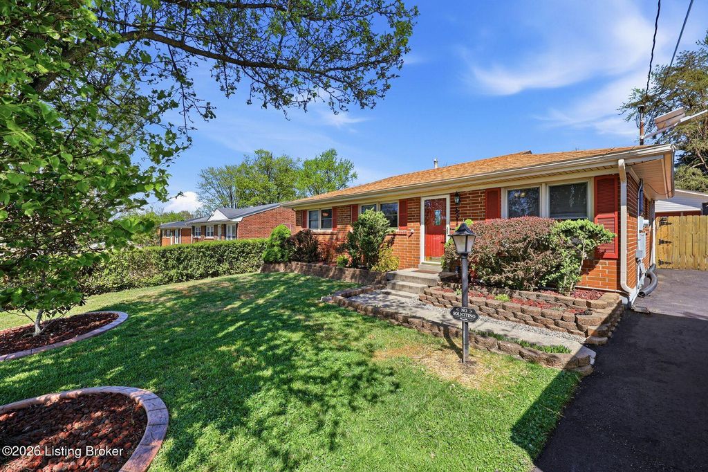 Photo of 6311 Red Spruce Dr, Louisville, KY 40229 (MLS # 1712966)