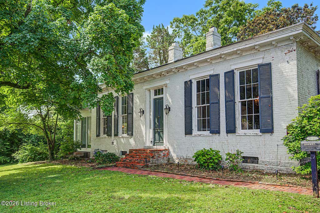Photo of 3606 College Dr, Jeffersontown, KY 40299 (MLS # 1718614)