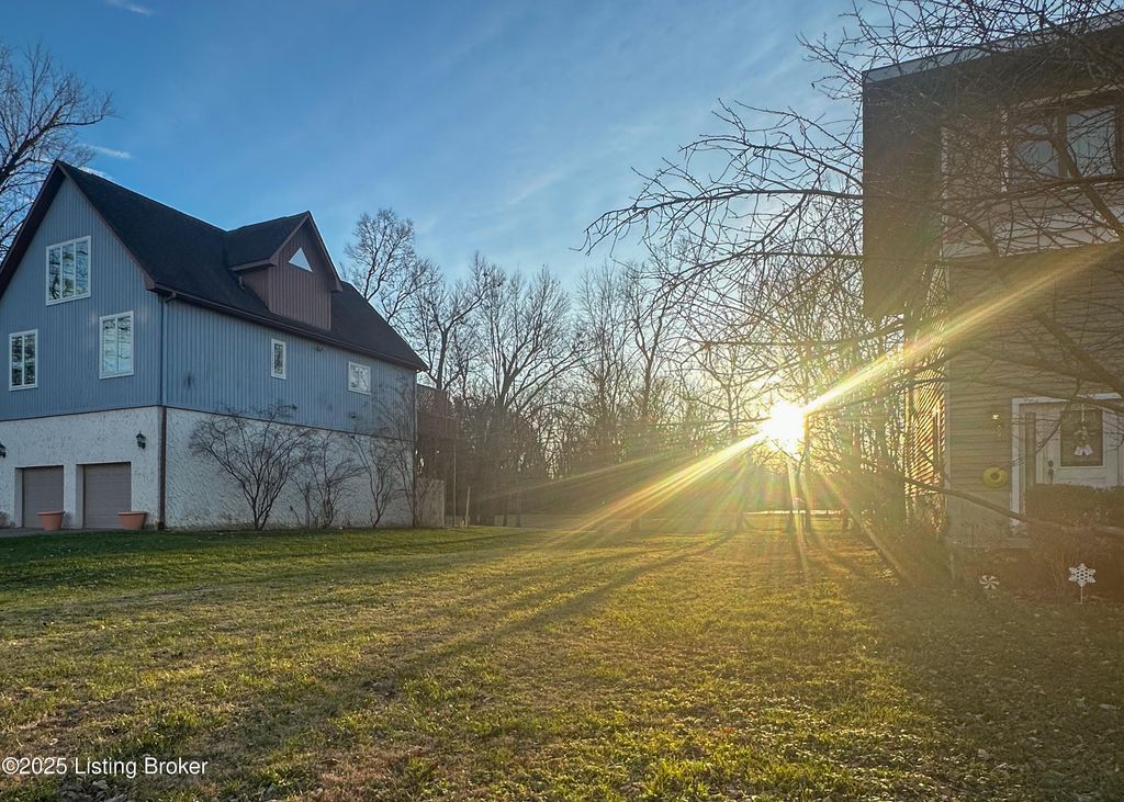 Photo of 914 W Riverside Dr, Louisville, KY 40207 (MLS # 1705324)