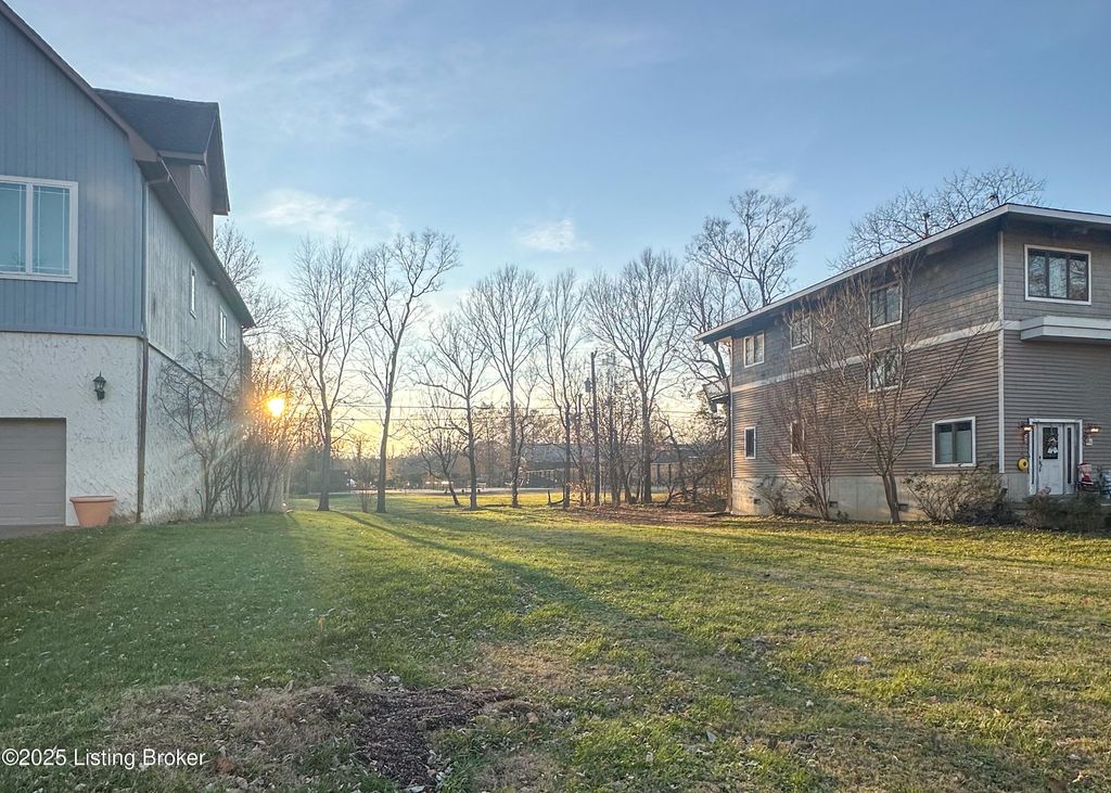 Photo of 914 W Riverside Dr, Louisville, KY 40207 (MLS # 1705324)