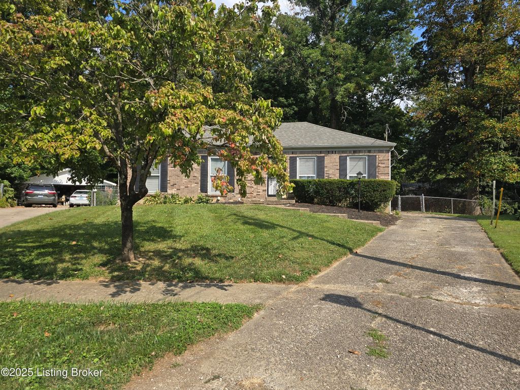 Photo of 9313 Le Beau Ct, Louisville, KY 40299 (MLS # 1708371)