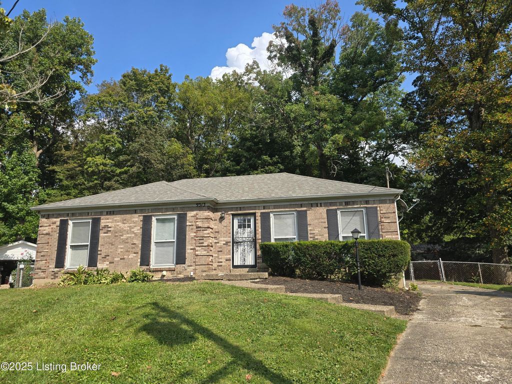 Photo of 9313 Le Beau Ct, Louisville, KY 40299 (MLS # 1708371)