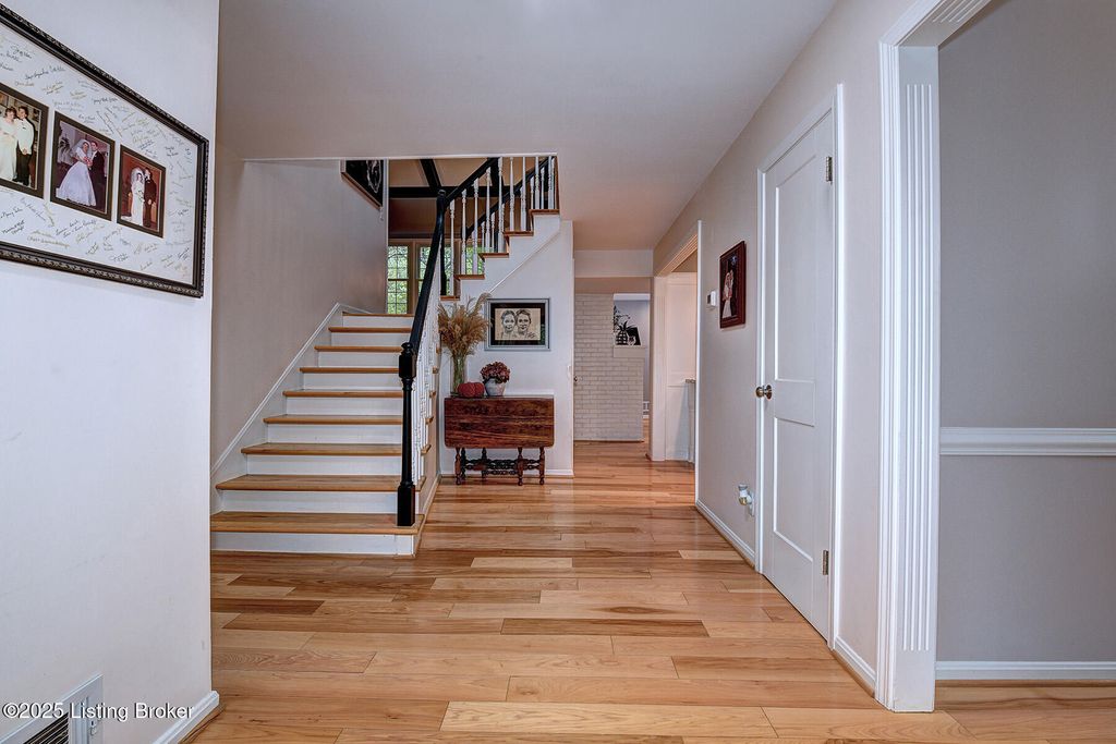 Photo of 6900 Briar Hill Rd, Crestwood, KY 40014 (MLS # 1699131)