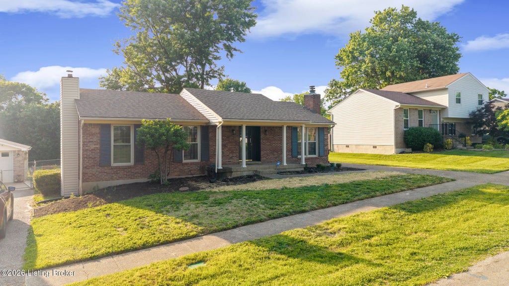 Photo of 3902 Bristol Oaks Dr, Jeffersontown, KY 40299 (MLS # 1719836)