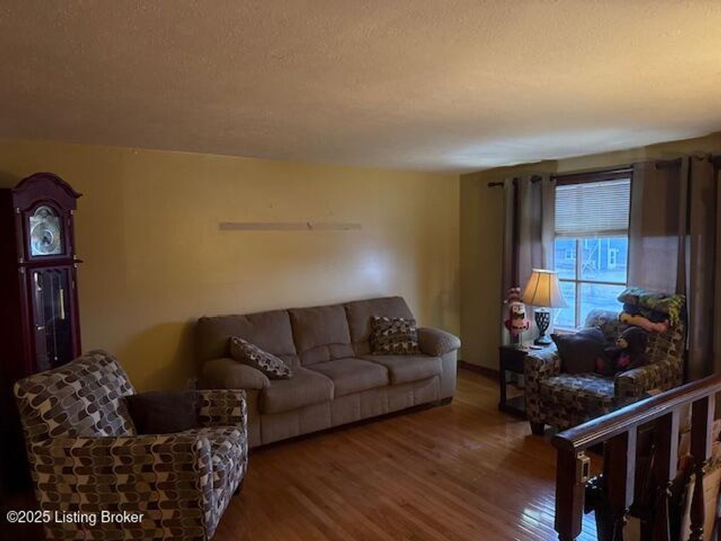 Photo of 555 Brookley Dr, Louisville, KY 40229 (MLS # 1705620)