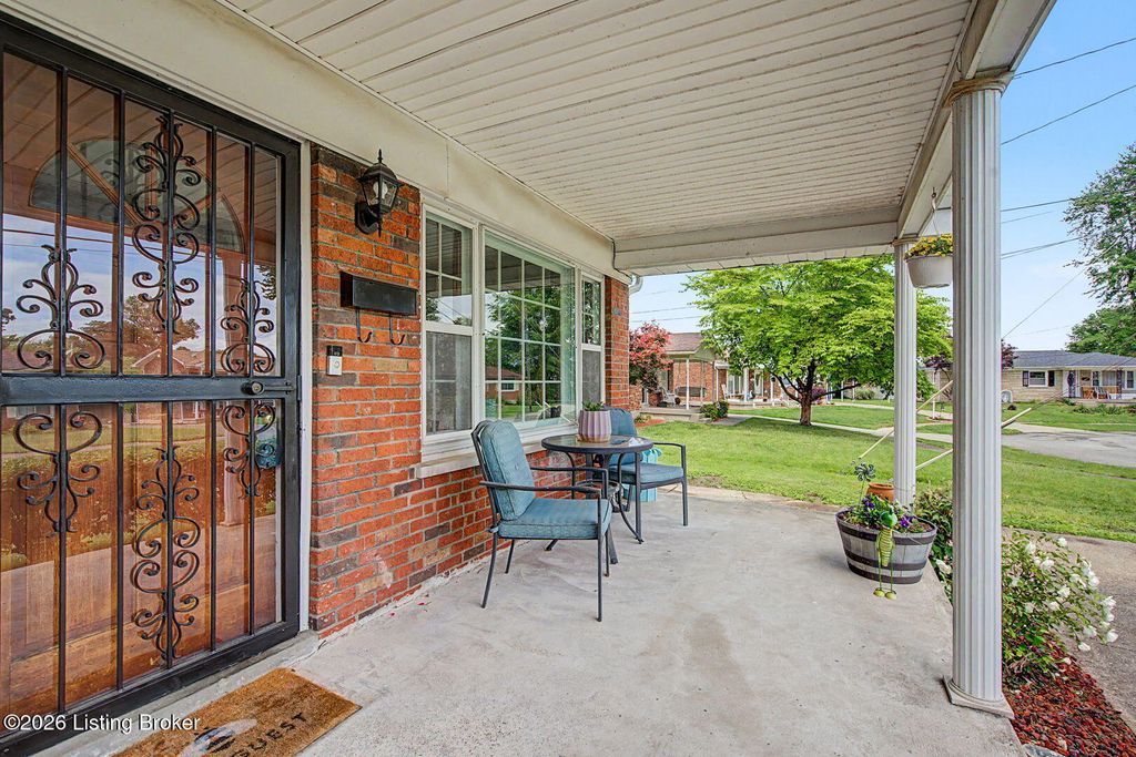 Photo of 6208 Darrell Ct, Louisville, KY 40216 (MLS # 1716175)