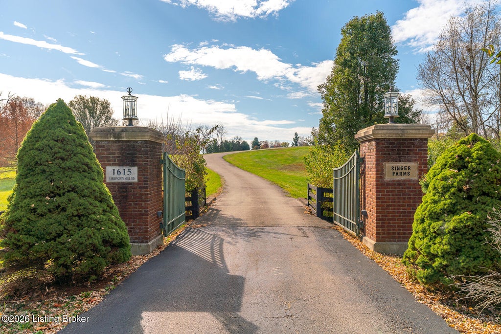Photo of 1615 Harrington Mill Rd, Shelbyville, KY 40065 (MLS # 1731382)