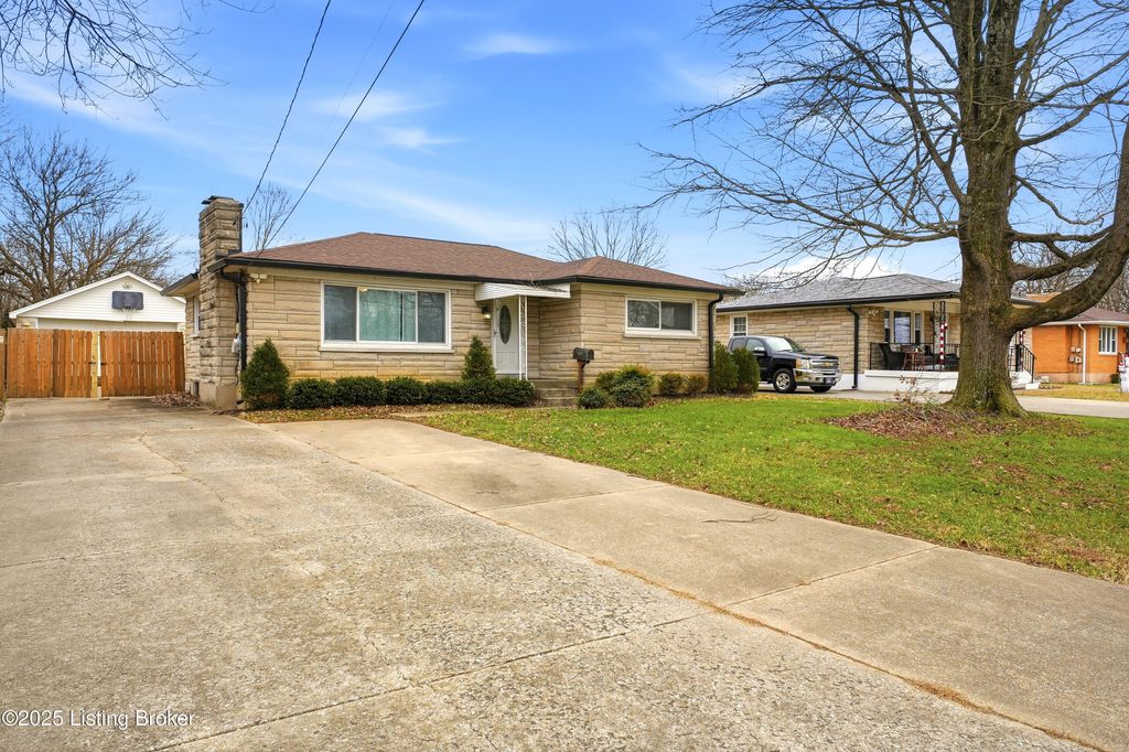 Photo of 7905 Daffodil Dr, Louisville, KY 40258 (MLS # 1706887)