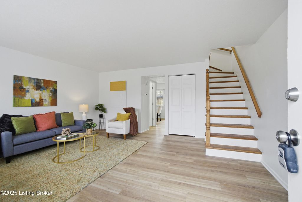 Photo of 2818 Coleen Ct, Louisville, KY 40206 (MLS # 1705608)