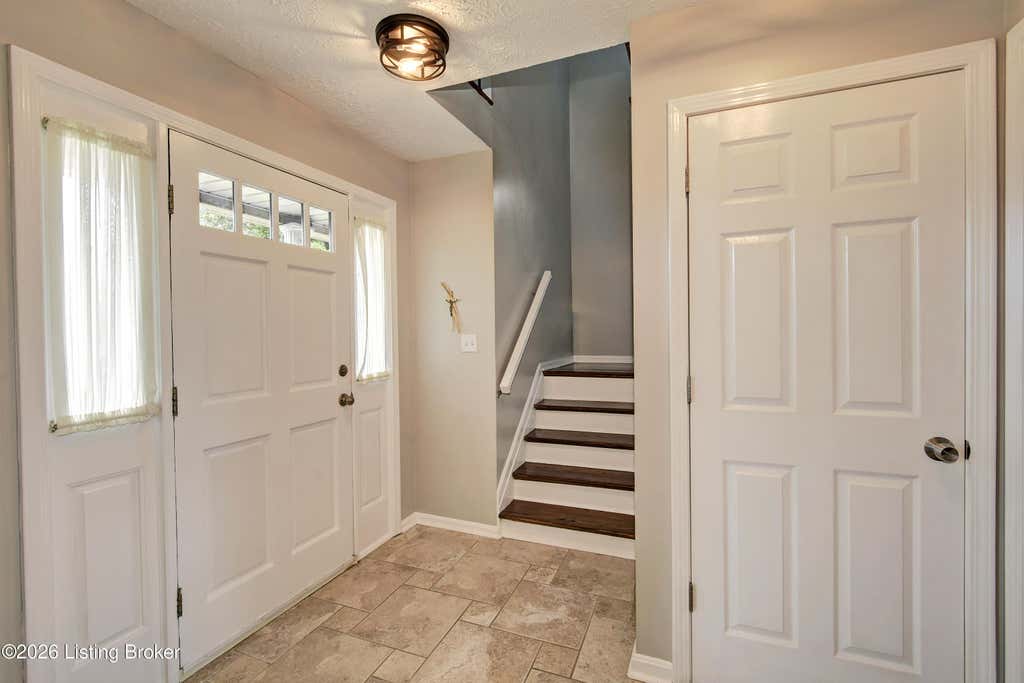 Photo of 4924 Hunters Point Cir, Louisville, KY 40216 (MLS # 1721064)