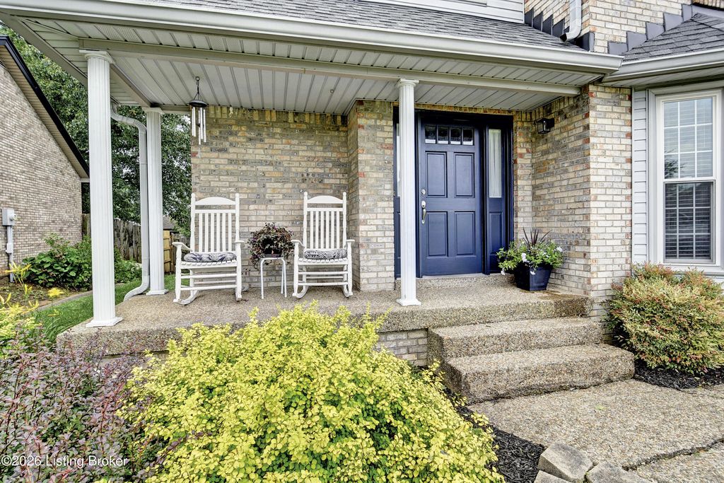 Photo of 4924 Hunters Point Cir, Louisville, KY 40216 (MLS # 1721064)