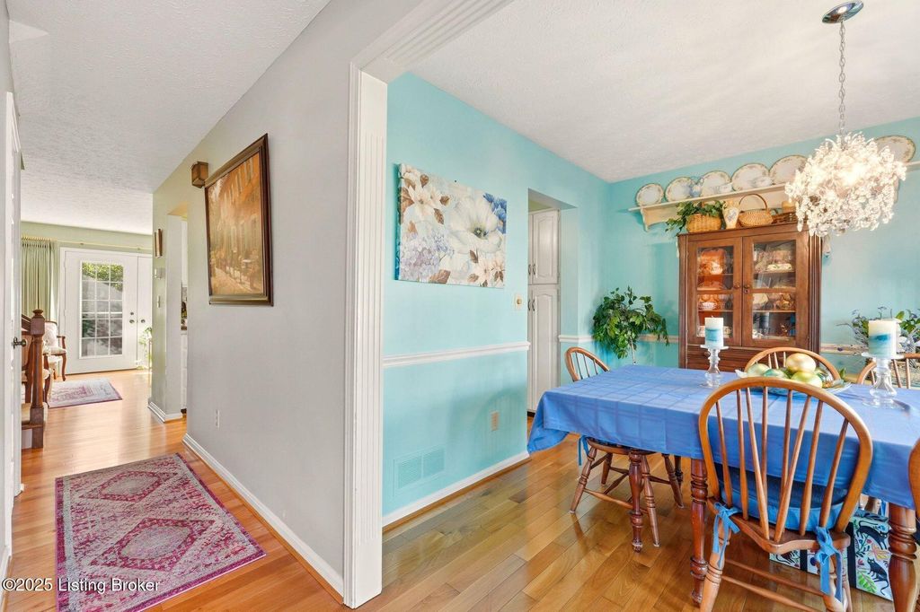 Photo of 108 Gardiner Lake Rd, Louisville, KY 40205 (MLS # 1704664)