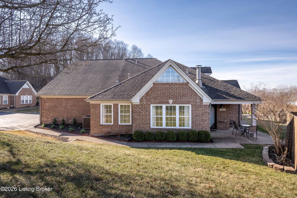 Photo of 4464 Southbridge Ct, Louisville, KY 40272 (MLS # 1706176)