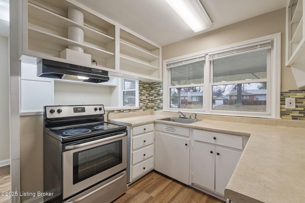 Photo of 3216 Furman Blvd, Louisville, KY 40220 (MLS # 1705248)