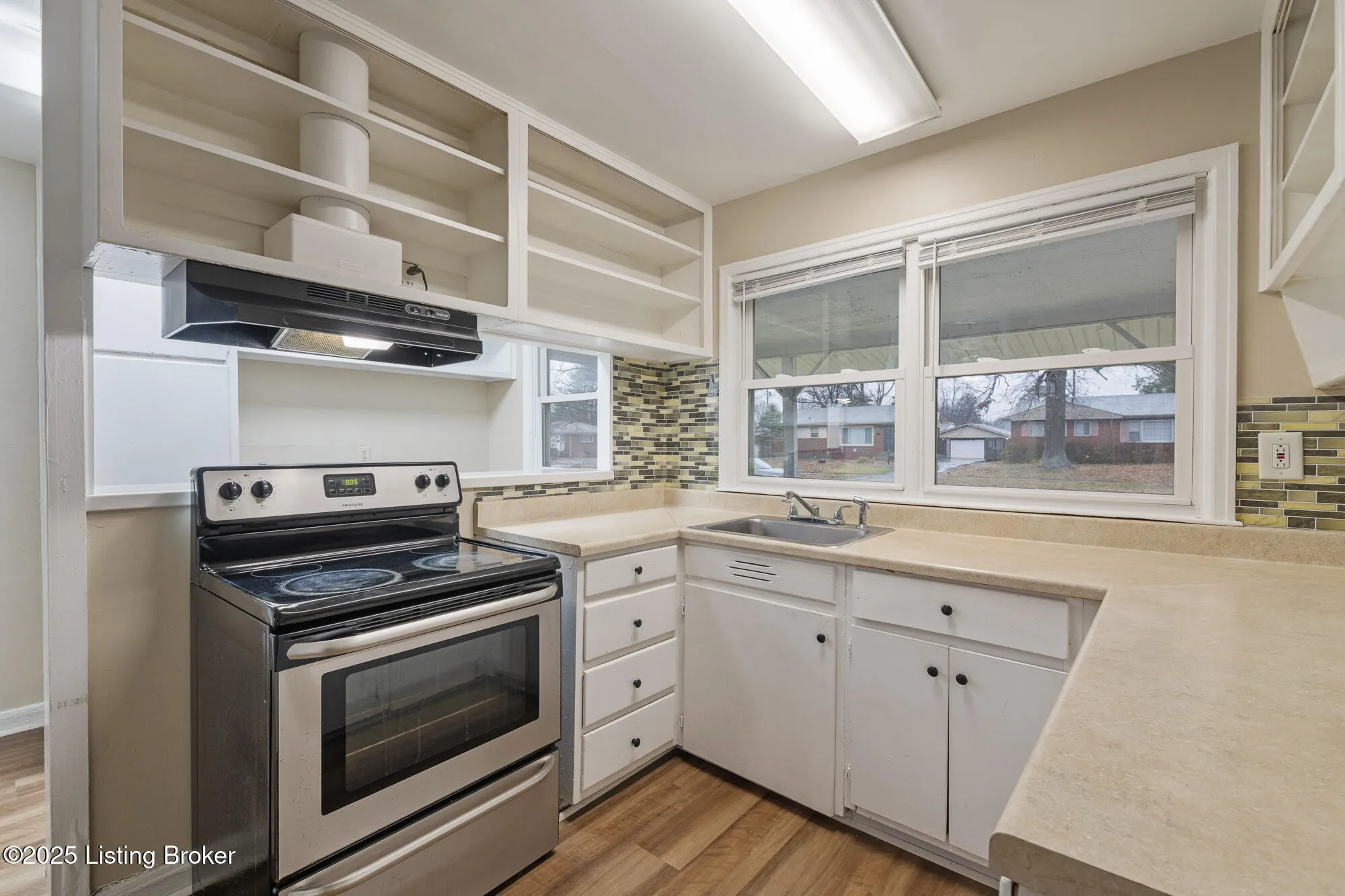 Louisville, Kentucky 40220, United States, 3 Bedrooms Bedrooms, ,1 BathroomBathrooms,Residential,Active,254477