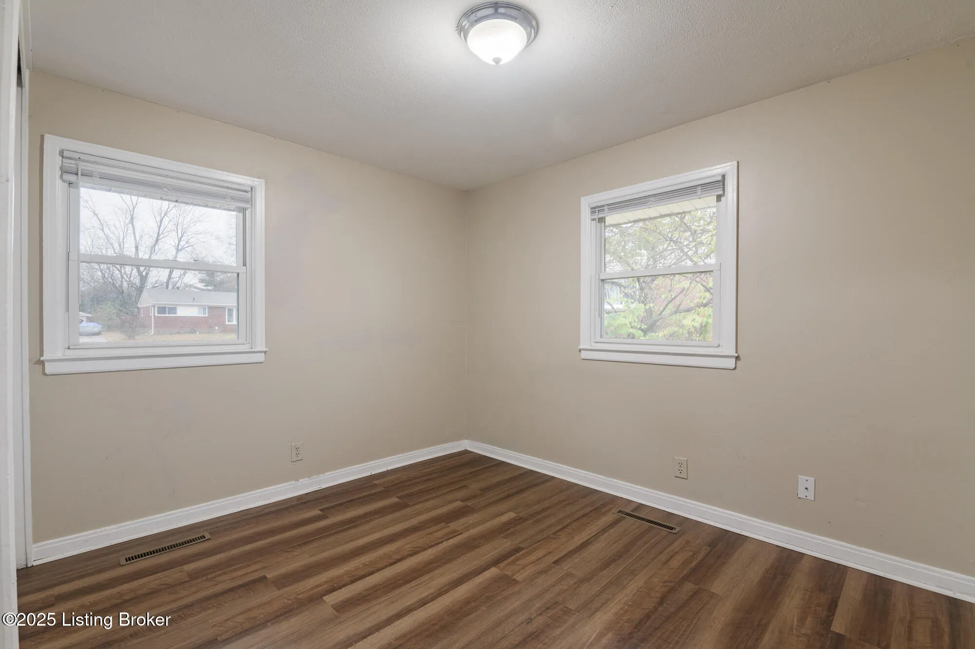 Louisville, Kentucky 40220, United States, 3 Bedrooms Bedrooms, ,1 BathroomBathrooms,Residential,Active,254477