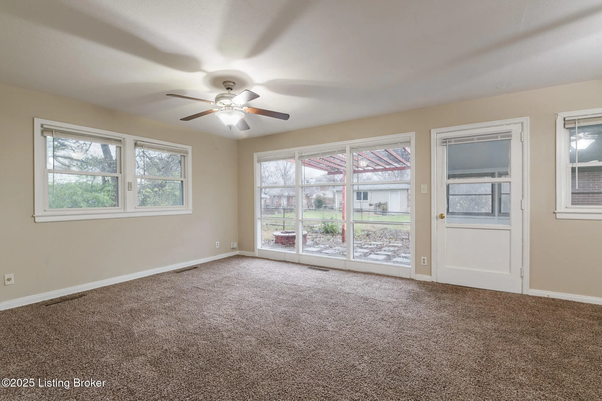 Louisville, Kentucky 40220, United States, 3 Bedrooms Bedrooms, ,1 BathroomBathrooms,Residential,Active,254477