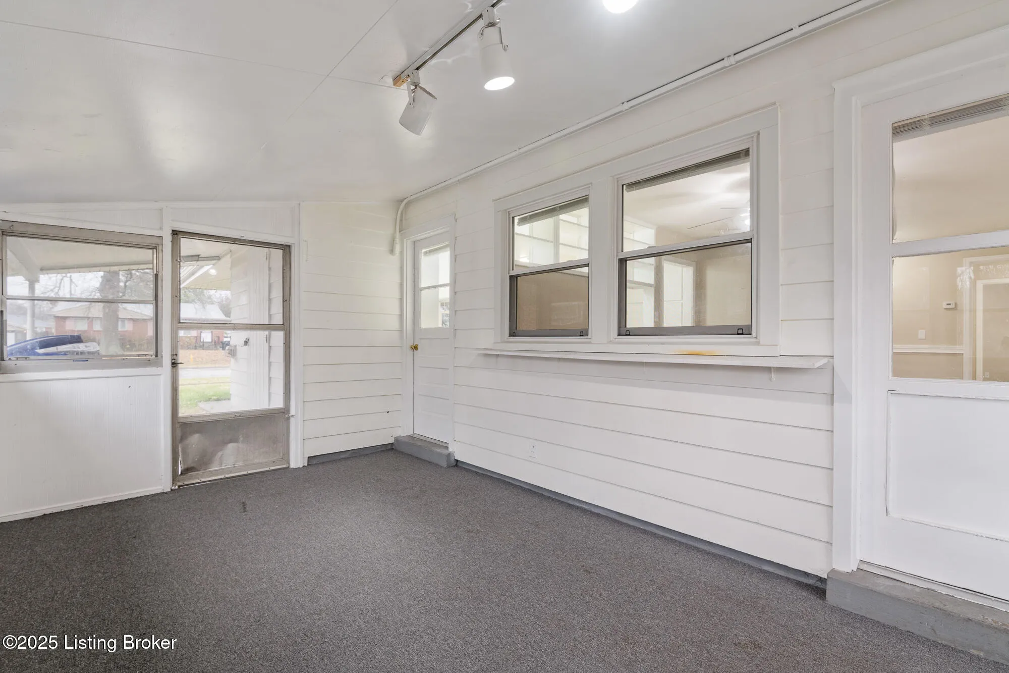 Louisville, Kentucky 40220, United States, 3 Bedrooms Bedrooms, ,1 BathroomBathrooms,Residential,Active,254477