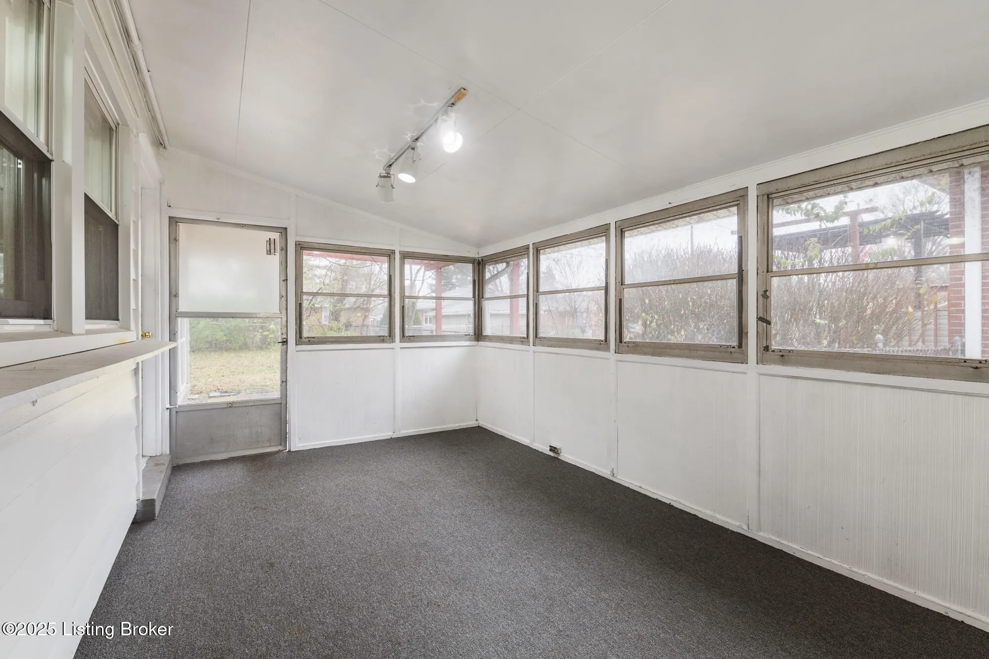 Louisville, Kentucky 40220, United States, 3 Bedrooms Bedrooms, ,1 BathroomBathrooms,Residential,Active,254477