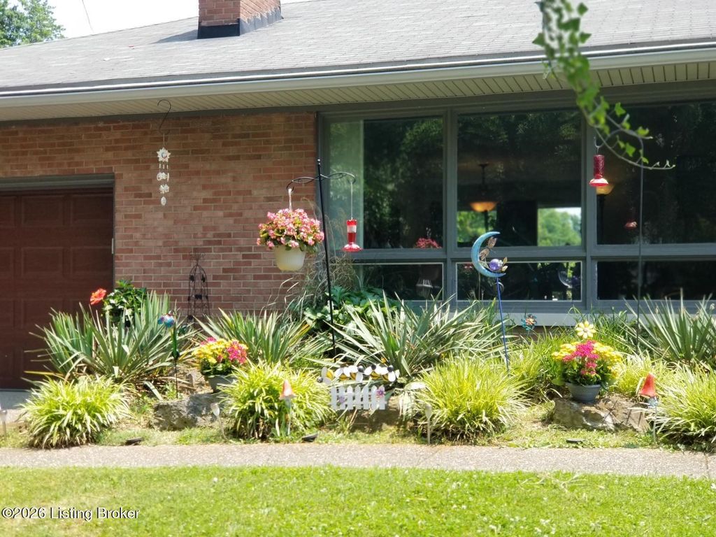 Photo of 319 Castleview Dr, Louisville, KY 40207 (MLS # 1710534)