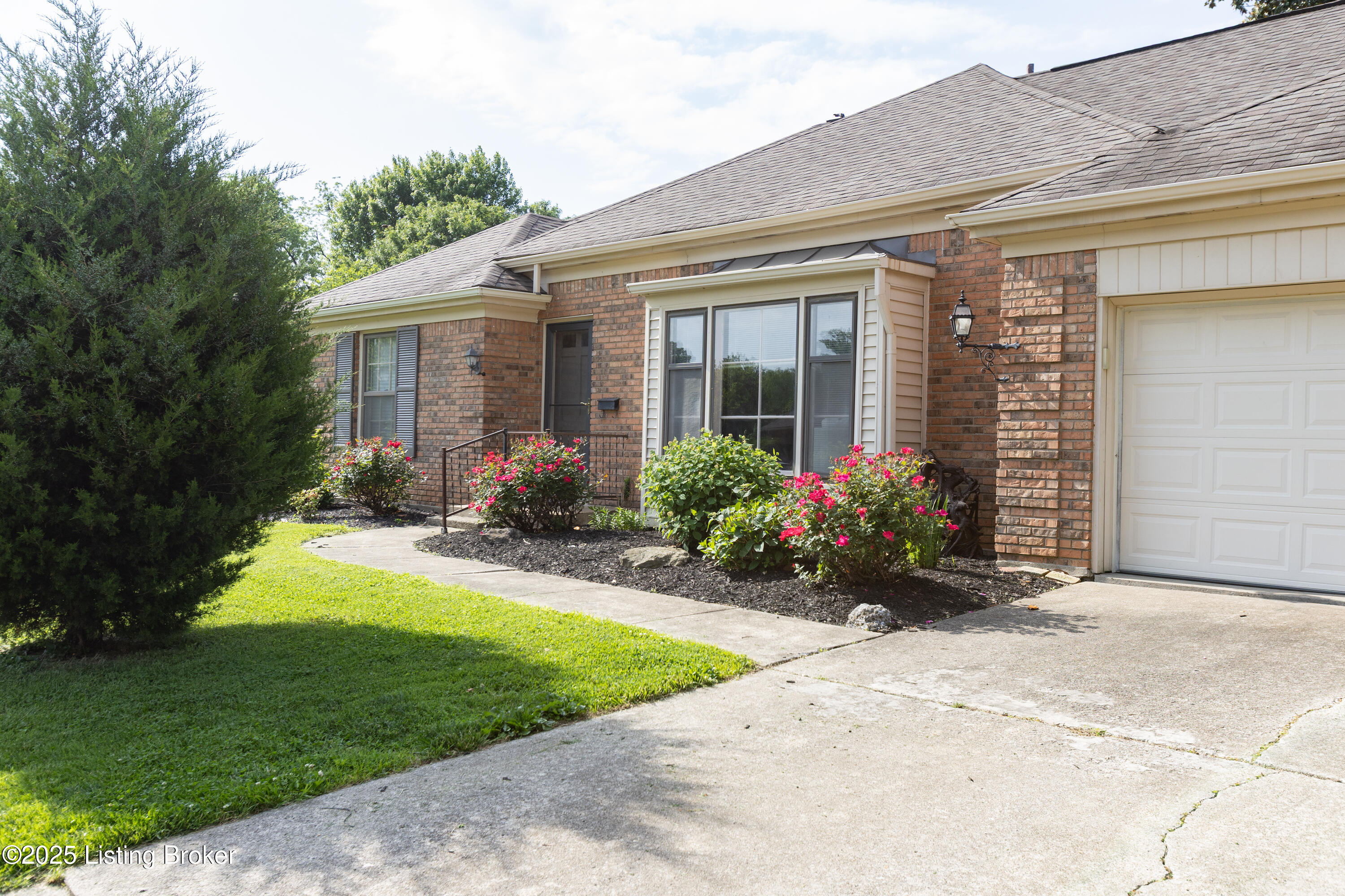 1608 Sutherland Dr, Louisville, Kentucky image 2