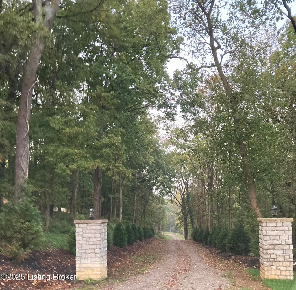 Photo of 7909 Barbour Manor Dr, Louisville, KY 40241 (MLS # 1710857)